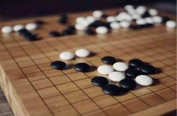 弈棋二首呈任来自公渐其一翻译是什么?