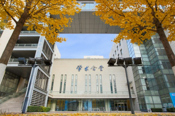 美国范来自德堡大学排名