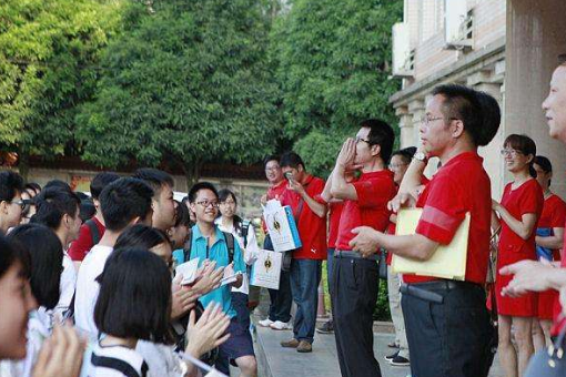 第一天穿什么颜色衣服 高考第一稳地来甲重协世天穿红色有什么寓意