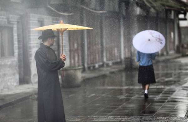 撑着油纸伞，像我一样前面一句是什么？这是戴望舒的雨巷