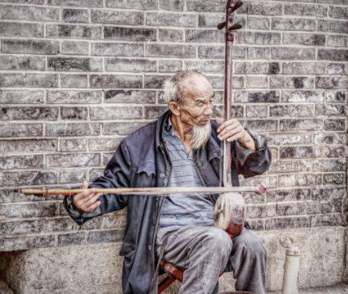 play the erhu还是p助边奏足lay erhu？